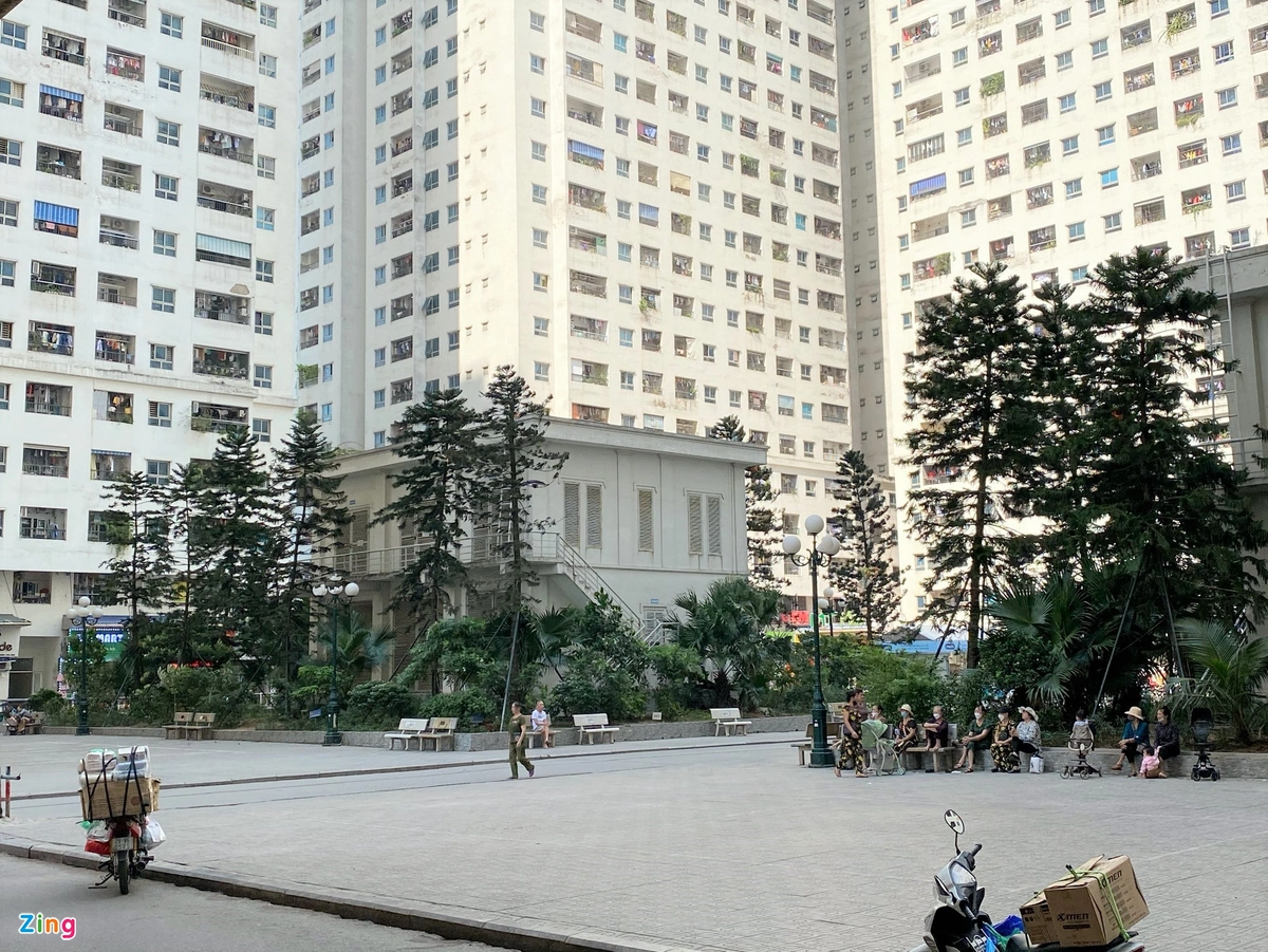 Sáng 18/10, khu vực sân chung cư không còn hiện tượng tụ tập, bật nhạc lớn.