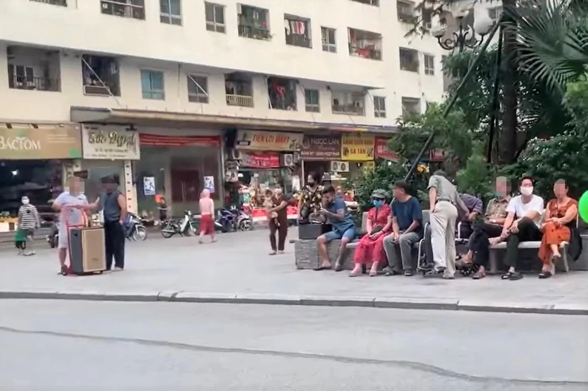 Bức xúc vì tiếng ồn do nhiều người cao tuổi tụ tập, cư dân chung cư HH Linh Đàm dùng loa kéo bật nhạc đám ma để phản ứng. Ảnh cắt từ clip.