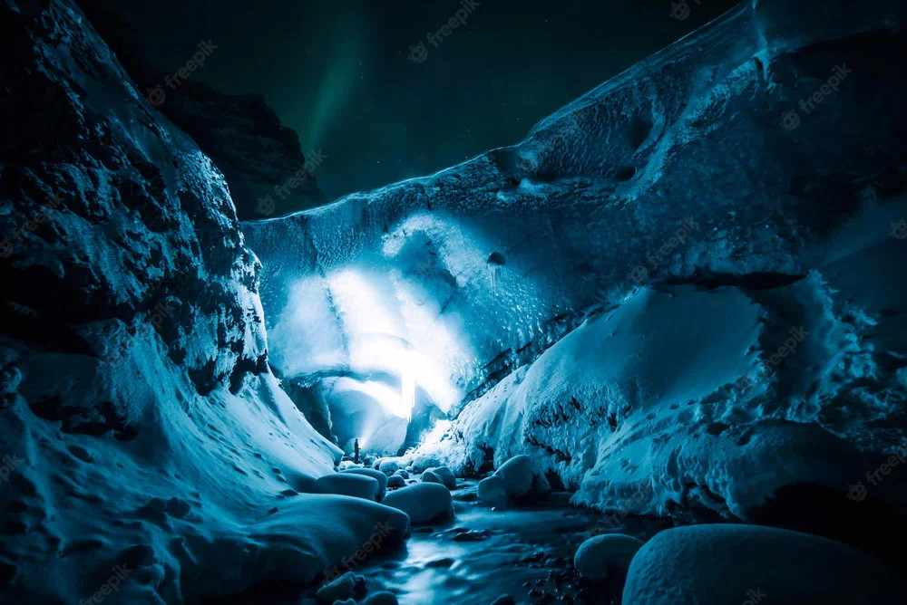 Hang động băng hình thành thường xuyên nhất trong đá vôi và đá dolomit - những loại đá đặc biệt dễ tan. Trải qua hàng trăm nghìn năm, nước thấm xuống từ bề mặt. Các khoáng chất đôi khi kết tủa từ nước chảy xuống các hang động, tạo thành các nhũ đá treo trên trần và măng đá nhô lên, lộ nét đẹp đầy kiêu hãnh. Trong một số hang động, lớp băng lâu đời nhất có niên đại hàng nghìn năm. 