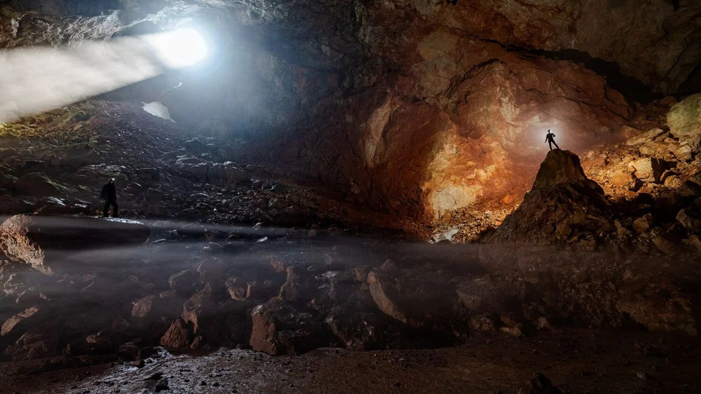 Sự tan chảy băng từ thế kỷ 19 đã thay đổi đáng kể hình dáng bên trong của hang Kolowratshöhle. Một nhà nghiên cứu ngày nay đang đứng trên cùng một phần của hang động được nhìn thấy trong bản in thạch bản năm 1845. Bây giờ nó không có băng. Khi họ hỏi về tác động của biến đổi khí hậu, hướng dẫn viên Franz Reinstadler trả lời một cách lảng tránh. Ông nói: “Có quá nhiều điều chúng tôi chưa hiểu về các hang động, hoặc băng". Nhưng sau đó Franz Reinstadler nói thêm: "Tốt nhất là bạn nên đến thăm quan chúng ngay từ bây giờ". Ảnh: National Geographic