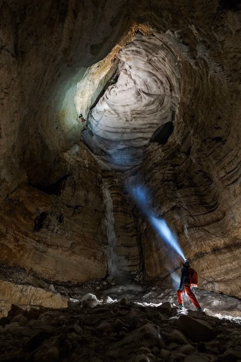 Vấn đề là, ngày nay, một sự thay đổi lớn khác đang xảy ra tại hang Scărişoara và các hang động băng khác trên dãy Alps: Băng của chúng đang bị phân hủy do không khí ấm lên và những trận mưa mùa hè gia tăng. Hình tại tại hang Buso della Neve, ở Ý. Ảnh: National Geographic