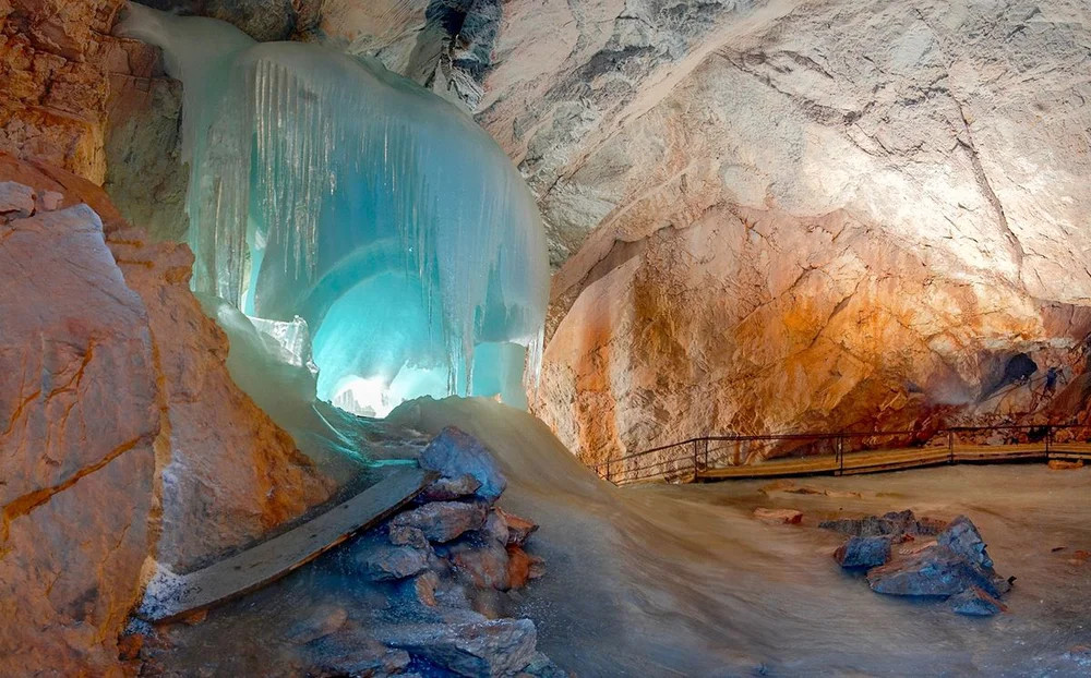 Hình ảnh tuyệt đẹp bên trong hang động băng lớn nhất trên Trái Đất - tên là Eisriesenwelt (thuộc dãy núi Tennen - trên dãy Alps, Áo). Hệ thống hang động này kéo dài hơn 42 km vào sâu trong núi. Phần đầu tiên, dài khoảng 1 km, có các hình thành băng hùng vĩ và mở cửa cho công chúng. Vì Eisriesenwelt là một di tích tự nhiên được bảo vệ nên việc phát triển hang động đã được diễn ra một cách thận trọng nhằm bảo tồn vẻ đẹp tự nhiên và hệ sinh thái độc đáo của nó.