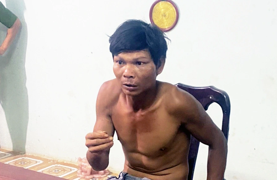  Dùng cuốc đập phá ôtô, đánh chủ xe tử vong: Chiều 25/10, ông Nguyễn Văn An (53 tuổi, ngụ xã Minh Lập, thị xã Chơn Thành) điều khiển ôtô 7 chỗ hiệu Fortuner vào khu vực ấp 7, xã Minh Thắng, thị xã Chơn Thành để thăm rẫy cao su. Khi ông An dừng xe bên đường đất đỏ, sát rẫy cao su của gia đình thì Điểu Sắc (32 tuổi, ngụ thị xã Chơn Thành) dùng cuốc đập phá kính xe. Chạy lại ngăn cản, ông An bị Sắc dùng cuốc đánh liên tiếp, tử vong tại chỗ. Gây án xong, nghi phạm lấy xe máy của một người dân đi rẫy gần để rời khỏi hiện trường. 