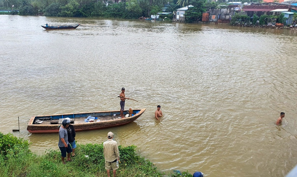  Tìm kiếm nam sinh lớp 9 nghi nhảy cầu: Ngày 26/10, lực lượng chức năng tỉnh Quảng Nam cùng người dân địa phương đang tìm kiếm nam sinh T.X.T. (14 tuổi, học sinh lớp 9) nghi nhảy cầu tự tử. Sáng cùng ngày, người dân phát hiện xe đạp cùng đôi dép để trên cầu An Tân nên báo lực lượng chức năng. Gia đình T. cho biết nam sinh bỏ nhà đi vào sáng sớm, nhưng không rõ đi đâu. Hiện, lực lượng chức năng đang dùng ghe để tìm kiếm nam sinh trên sông. Tuy nhiên, vẫn chưa rõ nam sinh có nhảy cầu thật hay không.