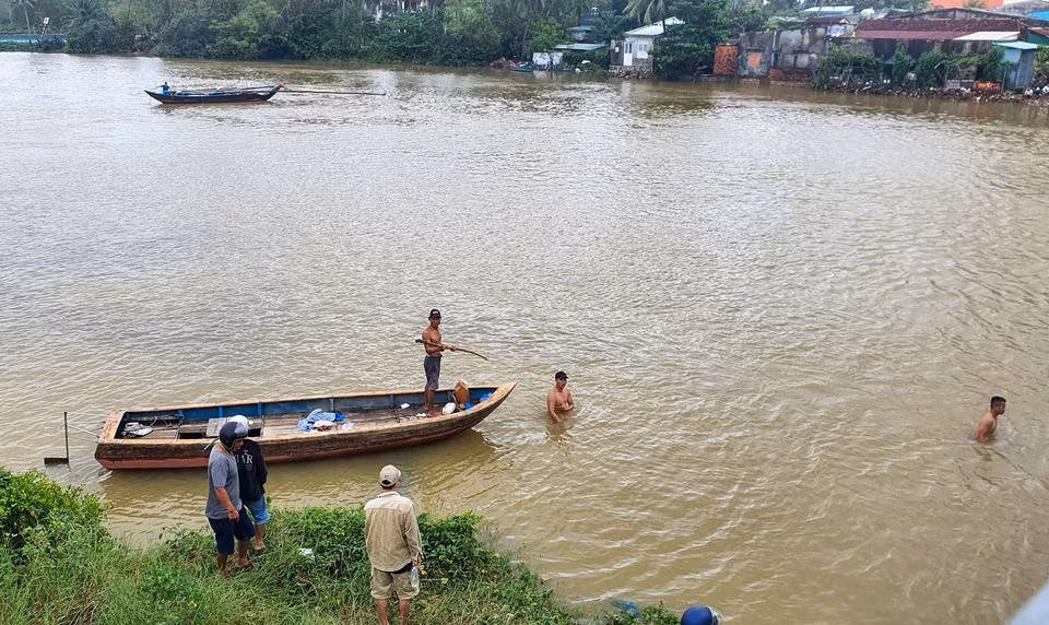 Tìm kiếm nam sinh lớp 9 nghi nhảy cầu: Ngày 26/10, lực lượng chức năng tỉnh Quảng Nam cùng người dân địa phương đang tìm kiếm nam sinh T.X.T. (14 tuổi, học sinh lớp 9) nghi nhảy cầu tự tử. Sáng cùng ngày, người dân phát hiện xe đạp cùng đôi dép để trên cầu An Tân nên báo lực lượng chức năng. Gia đình T. cho biết nam sinh bỏ nhà đi vào sáng sớm, nhưng không rõ đi đâu. Hiện, lực lượng chức năng đang dùng ghe để tìm kiếm nam sinh trên sông. Tuy nhiên, vẫn chưa rõ nam sinh có nhảy cầu thật hay không.
