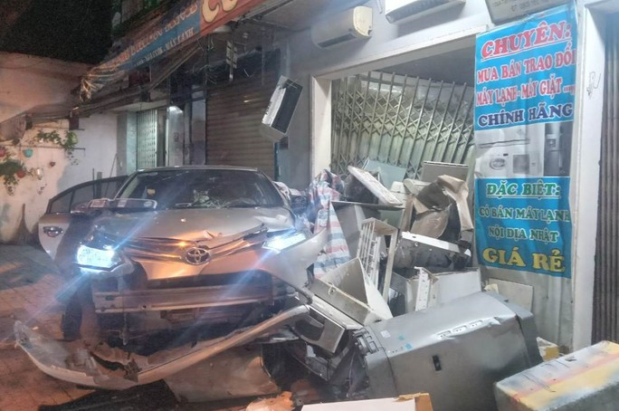  Ô tô lao vào cửa hàng điện lạnh lúc nửa đêm: Ngày 21/10, lực lượng chức năng quận 6 (TP. HCM) hoàn tất công tác khám nghiệm hiện trường vụ ô tô lao vào một cửa hàng điện lạnh. Thông tin ban đầu, vào nửa đêm, một ô tô biển số TP.HCM khi đến gần trạm y tế phường 14 thì bất ngờ tông thẳng vào 1 cửa hàng điện lạnh. Sau khi húc văng nhiều tài sản của cửa hàng, ô tô mới dừng lại. Tại hiện trường, chiếc ô tô hư hỏng nặng. Các tủ lạnh, máy giặt bên trong cửa hàng điện lạnh bị tông biến dạng, hư hỏng.