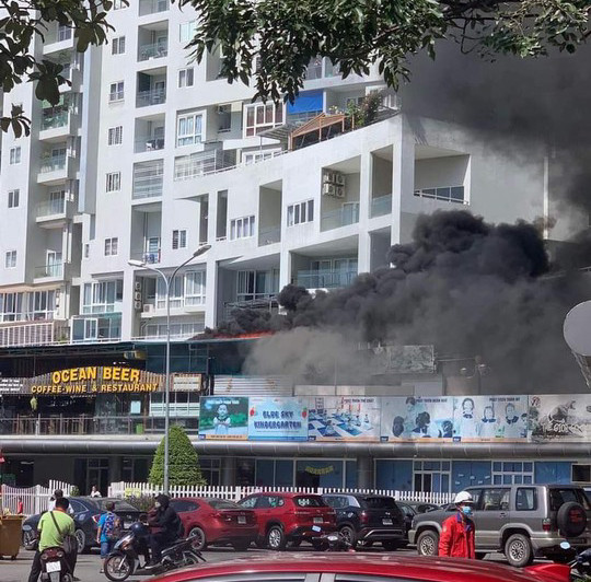  Cháy quán bia, hàng trăm người dân bỏ chạy: Ngày 21/10, công an TP Vũng Tàu (Bà Rịa- Vũng Tàu) đang tiến hành xác định nguyên nhân vụ cháy quán bia ngay dưới chân một chung cư cao tầng khiến nhiều người hoảng sợ. Thông tin ban đầu, sáng 21/10, người dân phát hiện cột khói đen bốc lên nghi ngút từ quán Ocean Beer (bên dưới toà C, chung cư DIC Phoenix, TP Vũng Tàu). Cột khói đen đã khiến hàng trăm người dân trên chung cư hoảng sợ bỏ chạy xuống dưới. Rất may, không ghi nhận thiệt hại nào về người. 