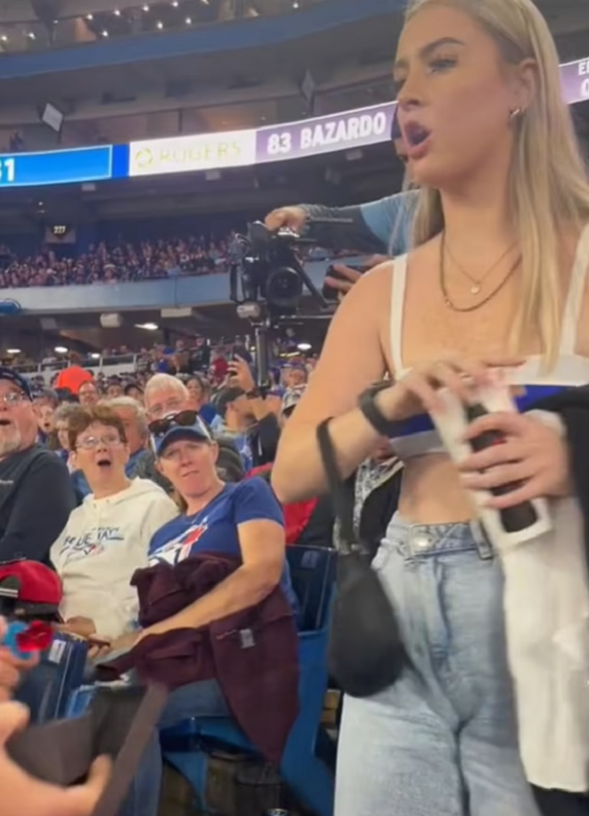 Chang trai bi ban gai tat khong thuong tiec khi cau hon o san van dong