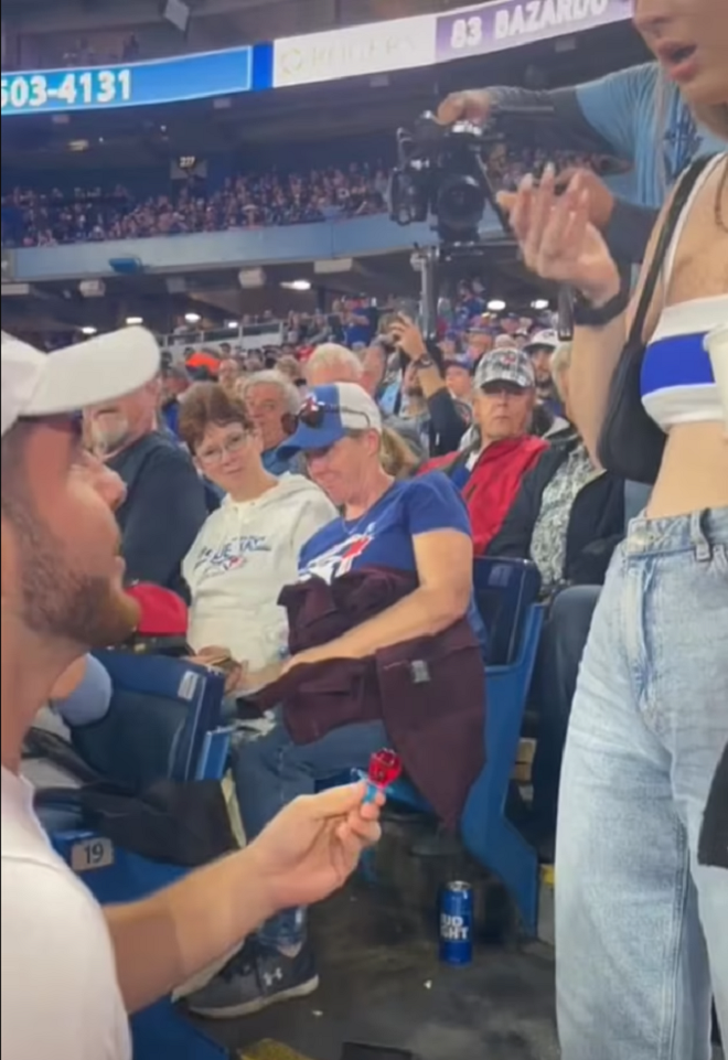 Chang trai bi ban gai tat khong thuong tiec khi cau hon o san van dong-Hinh-4