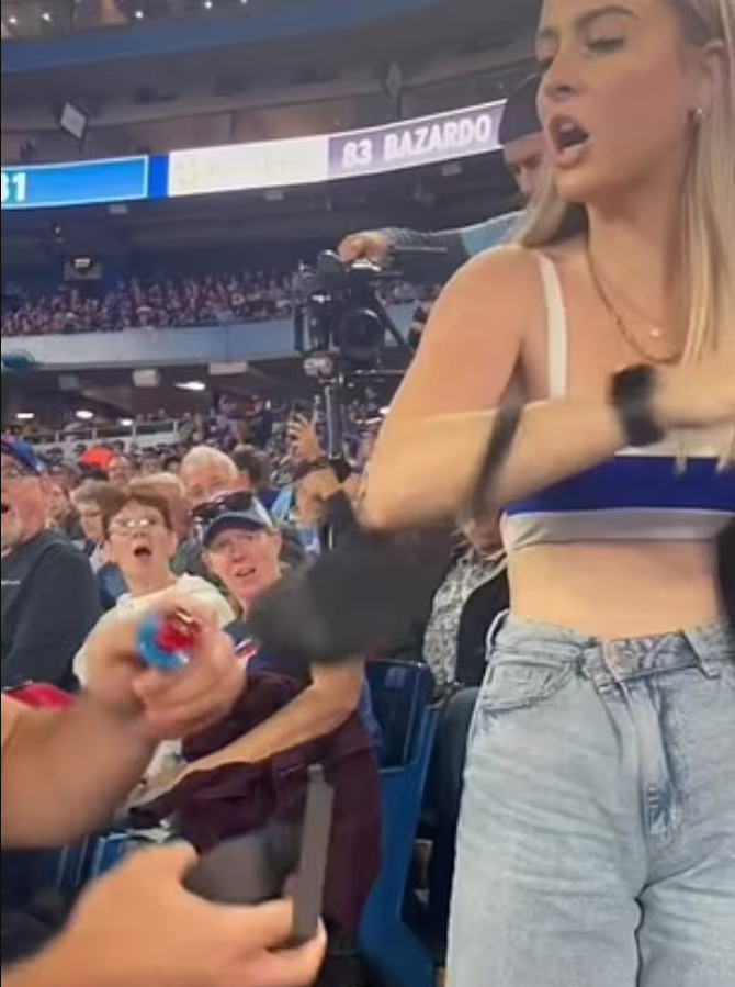 Chang trai bi ban gai tat khong thuong tiec khi cau hon o san van dong-Hinh-2