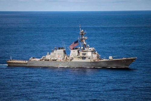 Báo chí Nga cáo buộc gần đây Washington đã thể hiện hành động gây hấn chưa từng có bằng cách đưa tàu khu trục USS John McCain vào Vịnh Peter Đại đế - nơi đặt căn cứ chính của Hạm đội Thái Bình Dương của Nga ở Vladivostok.