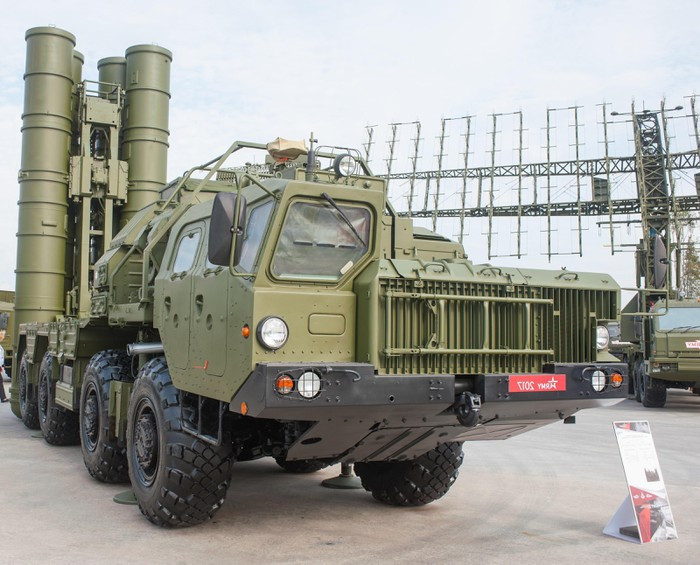 Bên cạnh việc tiết lộ bí mật của S-400 cho Mỹ để hy vọng nhận lại tiêm kích F-35, Thổ Nhĩ Kỳ còn có thể thực hiện bước đi nguy hiểm hơn với Nga đó là bố trí Triumf ngay sát bán đảo Crimea, đặc biệt khi hệ thống này đang ở sẵn bên bờ Biển Đen.