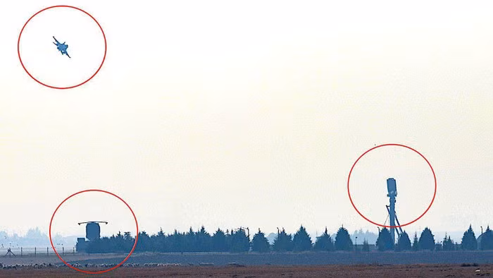 Ban đầu, bất chấp mọi sự ngăn cản của Mỹ, thậm chí chấp nhận cả việc bị áp đặt lệnh trừng phạt theo Đạo luật CAATSA và bị loại khỏi chuỗi sản xuất cũng như không được tiếp nhận tiêm kích tàng hình F-35, Ankara vẫn kiên quyết theo đuổi thương vụ S-400 đến cùng.