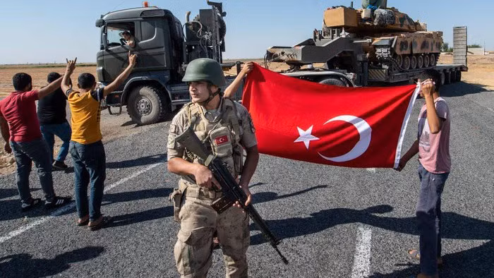 Rất nhiều chi tiết của Bayraktar TB2 được mượn từ chiếc IAI Heron và Aerostar. Tiêm kích thế hệ thứ 5 của Thổ Nhĩ Kỳ TF-X (Turkish Fighter Experimental) không thể được chế tạo độc lập, Ankara buộc phải tìm kiếm đối tác ở Thụy Điển, Ý, Hàn Quốc và thậm chí cả Brazil.