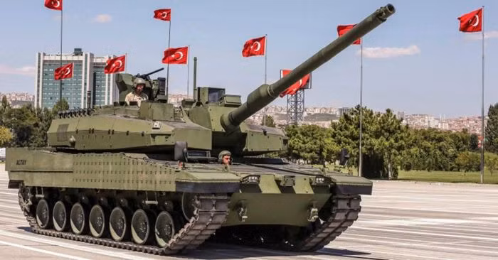 Có thông tin cho rằng song song các cuộc đàm phán với nhà sản xuất động cơ Hàn Quốc Doosan và S&amp;T Dynamics, công ty liên quan đến hộp số tự động, Ankara dự kiến sẽ chỉ tự sản xuất giáp. Trên thực tế, đầu ra là xe tăng của Hàn Quốc được nội địa hóa sản xuất tại Thổ Nhĩ Kỳ.