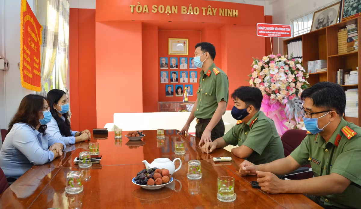 Từ năm tháng 1/2019 đến nay, Đại tá Tạ Văn Đẹp giữ chức vụ Phó Giám đốc Công an tỉnh Tây Ninh. (Ảnh: Đại tá Tạ Văn Đẹp phát biểu chúc mừng Báo Tây Ninh)