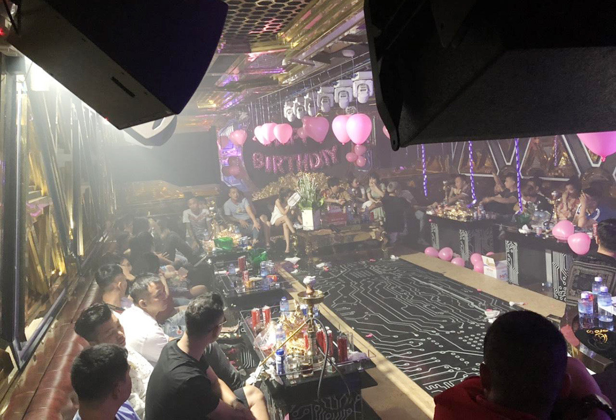 Với sự tác oai, tác quái ngày càng trắng trợn, Thành "Chiểu" và đám đệ tử lọt vào tầm ngắm của cơ quan công an. Mọi hoạt động của băng nhóm này đều được các cán bộ điều tra Công an TP Sông Công theo sát và thu thập tư liệu, chứng cứ. Vào một ngày đầu năm 2022, theo thông tin trinh sát báo về, Thành "Chiểu" sẽ tổ chức một "bữa tiệc ma tuý" tại chính sào huyệt của mình để ăn mừng sinh nhật. (Ảnh minh họa, nguồn internet) 