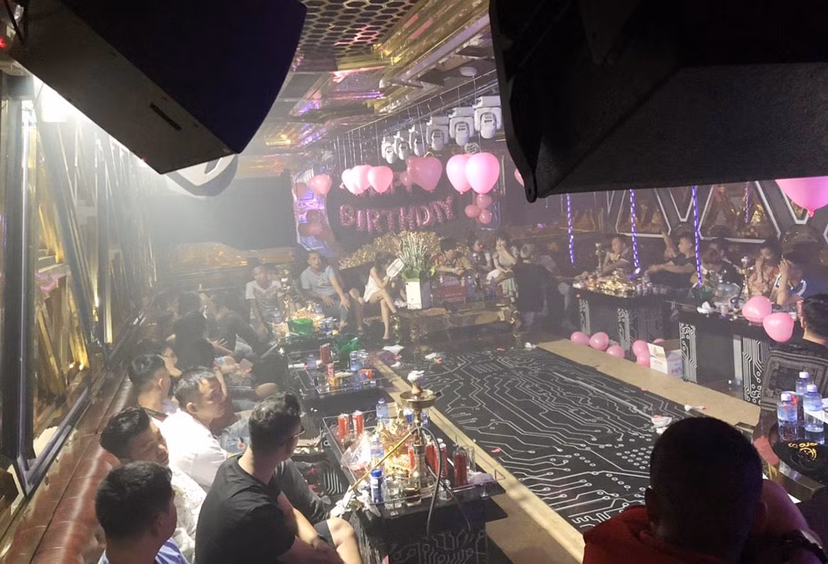 Với sự tác oai, tác quái ngày càng trắng trợn, Thành "Chiểu" và đám đệ tử lọt vào tầm ngắm của cơ quan công an. Mọi hoạt động của băng nhóm này đều được các cán bộ điều tra Công an TP Sông Công theo sát và thu thập tư liệu, chứng cứ. Vào một ngày đầu năm 2022, theo thông tin trinh sát báo về, Thành "Chiểu" sẽ tổ chức một "bữa tiệc ma tuý" tại chính sào huyệt của mình để ăn mừng sinh nhật. (Ảnh minh họa, nguồn internet) 