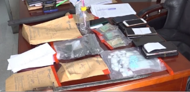 Tiếp đó, công an tiến lên tầng 3, nơi được xác định có Thành và đám đệ tử thân cận đang mở "tiệc ma tuý", các mũi trinh sát dẫn đầu đạp cửa xông vào. Tại hiện trường, Thành "Chiểu" và đồng bọn đang thác loạn. Phát hiện công an, chúng vội vàng tìm cách phi tang vật chứng, nhưng không kịp. Tại hiện trường, lực lượng chức năng thu giữ được một lượng ma túy tổng hợp, 2 khẩu súng, 5 viên đạn, một thanh kiếm, một dùi cui điện và nhiều tang vật liên quan. (Tang vật vụ án) 