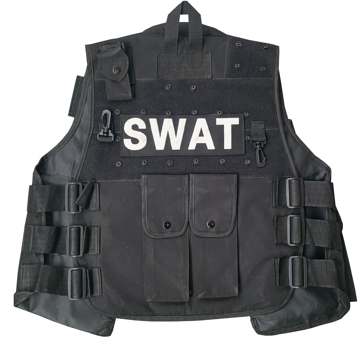 Toàn bộ chiến sĩ tham gia nhiệm vụ truy quét băng nhóm Thành "Chiểu" được yêu cầu mặc áo chống đạn, trang bị vũ khí hỗ trợ. Cơ hội đột nhập vào bên trong căn nhà nơi có Thành "Chiểu" đang thác loạn xuất hiện khi cánh cửa chính được mở hé. Lập tức các trinh sát tiếp cận, khống chế các đối tượng gồm: Phạm Hồng Tư (56 tuổi), Trần Thị Huệ (19 tuổi) và Lê Văn Thế (35 tuổi) đang làm nhiệm vụ cảnh giới. (Ảnh minh họa, nguồn internet) 