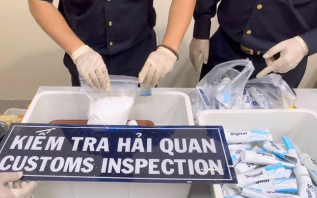 Về vụ án vận chuyển trái phép chất ma túy từ Pháp về Việt Nam, phát hiện ngày 16/3/2023 tại Sân bay quốc tế Tân Sơn Nhất, Công an TP HCM cho biết, đã huy động nhiều lực lượng của các phòng nghiệp vụ phối hợp cùng công an các quận, huyện và TP Thủ Đức. Đến nay, lực lượng đã truy xét toàn bộ đường dây vận chuyển trái phép ma tuý từ Pháp về Việt Nam. 