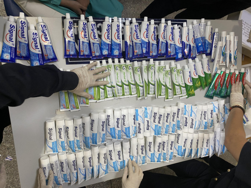 Các tiếp viên này không biết bên trong 327 tuýp kem đánh răng nhận vận chuyển, có 157 tuýp bị đối tượng trà trộn, cất giấu ma tuý; do vậy, chưa đủ căn cứ để xử lý hình sự. Trong ngày 22/3, Cơ quan CSĐT Công an TP HCM đã ra quyết định trả tự do cho 4 tiếp viên hàng không trên.