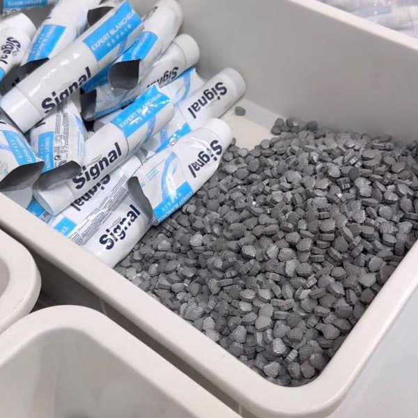 Căn cứ kết quả điều tra, ngày 21/3, các cơ quan chức năng đã họp, đánh giá toàn diện tài liệu, chứng cứ thu thập được và đối chiếu các quy định của pháp luật, bước đầu xác định, khi 4 tiếp viên hàng không nêu trên đang lưu trú tại Pháp thì có 1 đối tượng người Việt Nam nhờ chuyển hàng tiêu dùng là 327 tuýp kem đánh răng và 17 chai nước súc miệng về Việt Nam qua sân bay Tân Sơn Nhất, để gửi cho người nhà.