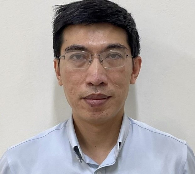 Ông Nguyễn Quang Linh - cựu Trợ lý Phó Thủ tướng Chính phủ, từ tháng 3/2021- 4/2021, đã nhận hối lộ 5 lần, số tiền hơn 4,2 tỷ đồng. Đến nay ông Linh và gia đình đã nộp hơn hơn 4,4 tỷ đồng. 