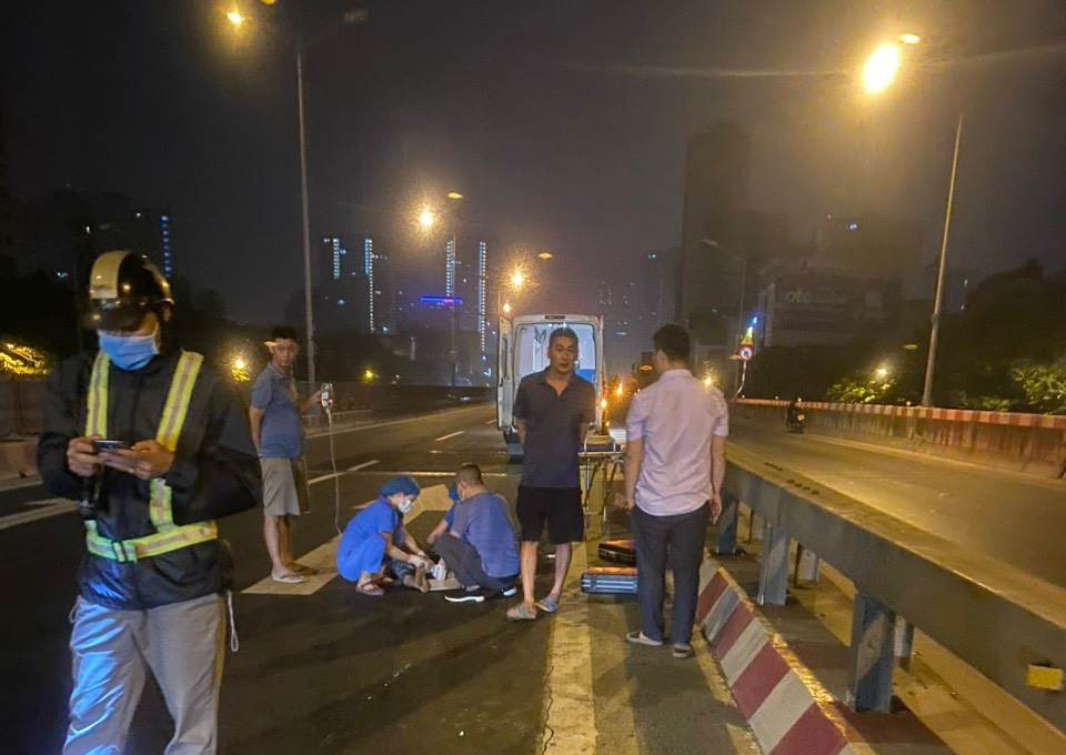 Xe tải tông tử vong người đi bộ tại đường Vành đai 3 trên cao Xe tai tong tu vong nguoi di bo tai duong Vanh dai 3 tren cao