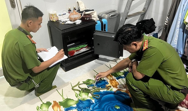  Người phụ nữ hoang báo bị cướp 250 triệu đồng: Chiều 1/2, gia đình bà D.T.Đ. ở xã Thạnh Mỹ Tây, huyện Châu Phú, tỉnh An Giang trình báo việc bà Đ. bị kẻ lạ mặt xông vào phòng ngủ, dùng dao khống chế, trói và mở két sắt lấy tiền, trang sức với trị giá khoảng 250 triệu đồng. Quá trình điều tra, cảnh sát xác định bà Đ. đã làm giả hiện trường, báo tin sai sự thật nhằm che giấu việc đã mang số tài sản trên giải quyết nợ nần. Cơ quan công an đã lập hồ sơ, xử lý bà Đ. về hành vi báo tin giả đến cơ quan chức năng. (Ảnh minh họa)