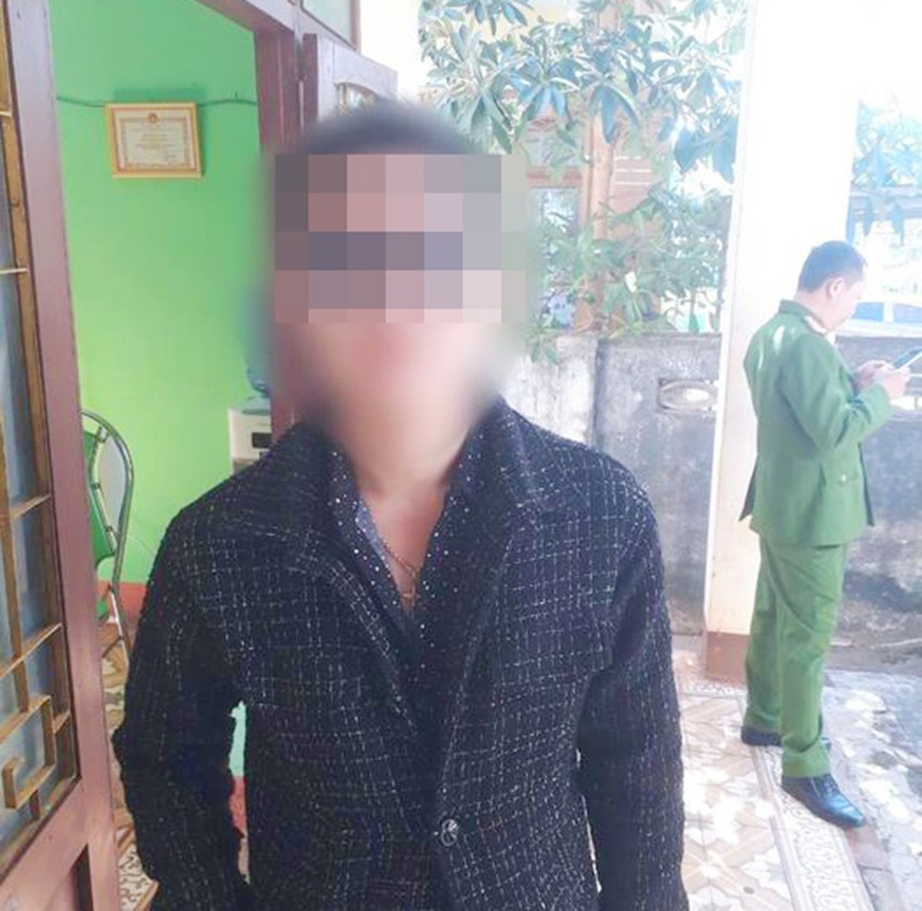  Nam thanh niên hoang tin bị cướp để người yêu trả lời tin nhắn: Ngày 31/1, Công an huyện Chư Sê, tỉnh Gia Lai đã ra quyết định xử phạt vi phạm hành chính 2,5 triệu đồng đối với M.V.B (22 tuổi, ngụ xã Giao Hải, huyện Giao Thủy, tỉnh Nam Định) về hành vi báo thông tin giả, không đúng sự thật đến Cơ quan CSĐT Công an huyện Chư Sê. Nguyên nhân dẫn đến việc báo tin giả là do B. và người yêu là chị N.T.T xảy ra xích mích. Do vậy, B. đã dựng chuyện bị cướp và được chị T. cùng mẹ đến gặp và đưa B đến cơ quan công an báo tin.