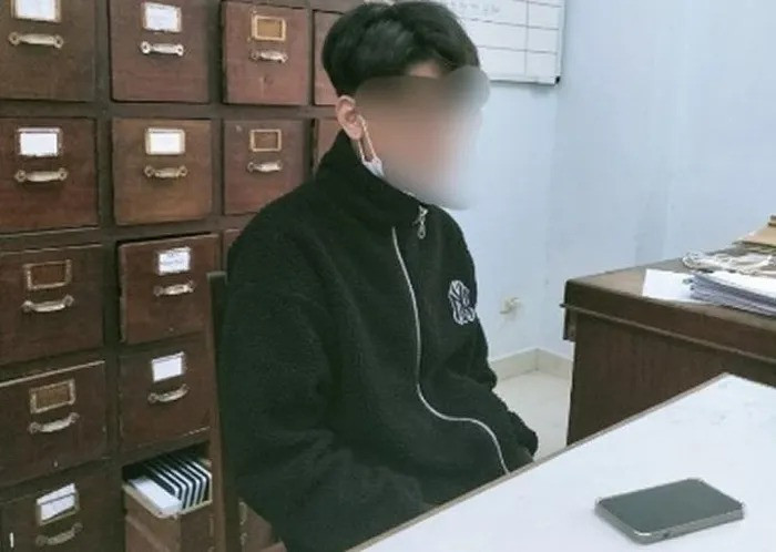  Bán điện thoại để ăn chơi rồi dựng chuyện bị cướp: Ngày 25/3/2022, Công an quận Ngũ Hành Sơn, Đà Nẵng đã tạm giữ đối tượng Nguyễn Đức T. (trú quận Ngũ Hành Sơn, TP Đà Nẵng) để điều tra, làm rõ về hành vi: “Cố ý báo tin giả về tội phạm”. T. trình báo về việc mình bị hai đối tượng lạ mặt “cướp có hung khí” đe dọa, cướp tài sản. Tuy nhiên, cơ quan Công an đã phát hiện T báo tin giả, dựng chuyện gây mất ANTT... Trước đó, T, bán điện thoại của mình với giá 15 triệu đồng để tiêu xài. Vì sợ bị bố mẹ phát hiện nên đã dựng nên câu chuyện bị cướp tài sản. 