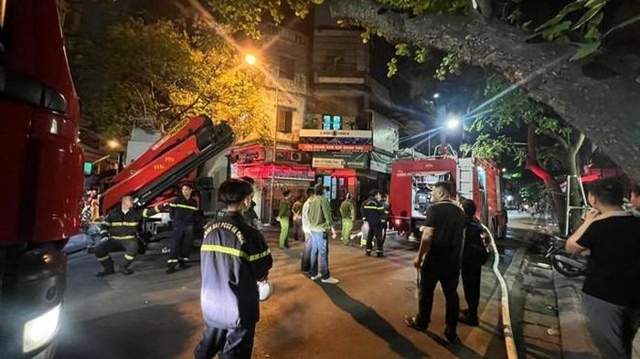 Hà Nội: Dập tắt đám cháy trong đêm nơi có nhiều hộ dân Ha Noi: Dap tat dam chay trong dem noi co nhieu ho dan