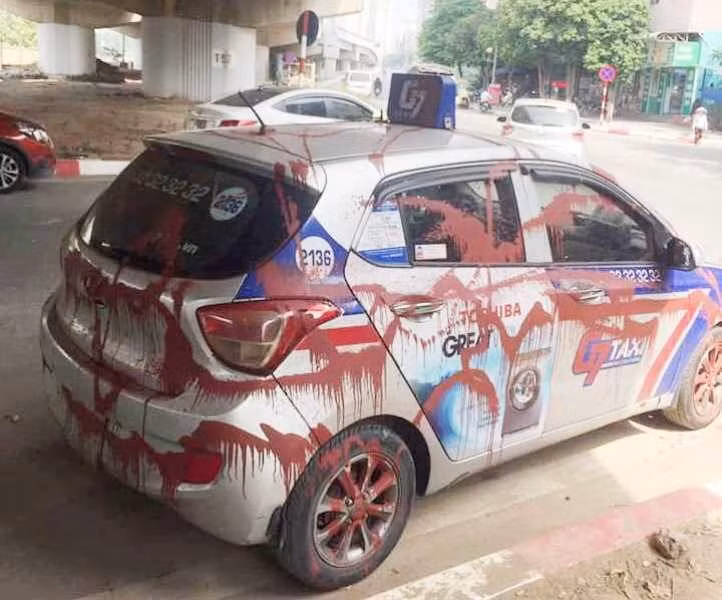  Taxi G7 bị tạt sơn khắp thân xe: Sáng 22/6/2021, khi đi tập thể dục, một số người dân khu đô thị Linh Đàm (Hà Nội), phát hiện một chiếc taxi của hãng G7 đỗ ở khu vực trước tòa nhà VP6, bị tạt sơn màu nâu khắp xe. Theo nhiều người dân địa phương, chiếc xe bị tạt sơn đỗ ở dưới đường. Toàn thân xe bị những vệt sơn quét dài. Kính xe, thậm chí biển số, bánh xe cũng bị tạt sơn… 