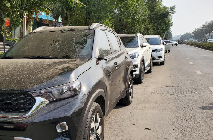  Đỗ la liệt dọc đường, hàng loạt xế hộp bị “vặt tai”: Sáng 4/1, nhiều người đi đường bất ngờ khi hàng loạt ô tô đỗ trên đường Hoàng Minh Thảo (Khu Ngoại giao đoàn, quận Bắc Từ Liêm, Hà Nội) bị bẻ gãy gương, có chiếc bị đập vỡ gương. Theo đại diện Công an phường Xuân Tảo, hàng đêm tại đường Hoàng Minh Thảo, có hàng trăm ô tô đỗ xung quanh các tòa chung cư, nhưng không có người trông coi. (Ảnh: CAND)