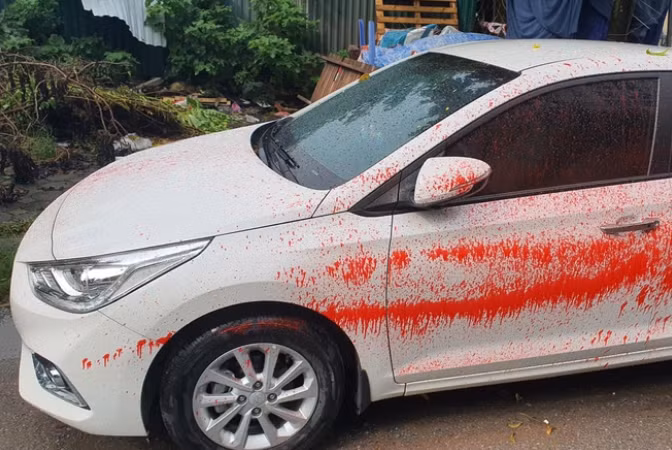  Hơn chục ô tô bị tạt sơn ở khu đô thị Trung Văn: Ngày 27/9/2021, nhiều người dân sống tại khu đô thị Trung Văn, phường Trung Văn, quận Nam Từ Liêm, Hà Nội để ô tô ở khu vực đường nội bộ, tá hỏa phát hiện nhiều chiếc xe bị kẻ xấu tạt sơn đỏ. Sự việc khiến chủ phương tiện hết sức bức xúc vì họ đỗ xe ở đây từ lâu nhưng chưa xảy ra chuyện tương tự. (Ảnh: Dân Trí)