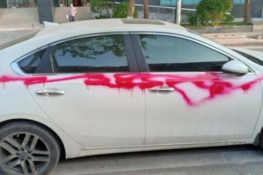  Nhiều ô tô bị xịt sơn gần chung cư Ruby Goldmark City: Sáng 18/2, nhiều ô tô đỗ trên lề đường gần chung cư Ruby Goldmark City (136 Hồ Tùng Mậu, quận Bắc Từ Liêm, Hà Nội) bị kẻ xấu xịt sơn lên thân xe. 