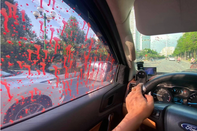 Theo một người dân sống trong khu vực, đoạn đường mà các xe đỗ nằm trong khu đô thị và trước nay các phương tiện vẫn để qua đêm. Người dân tại các tòa chung cư quanh đó có thể gửi xe tại hầm hoặc sân thuộc quản lý của các tòa nhà. Ngoài ra, gần địa điểm xảy ra vụ tạt sơn còn có bãi gửi xe, rửa xe được quây tôn, không rõ tình trạng cấp phép. (Ảnh: Dân Trí)