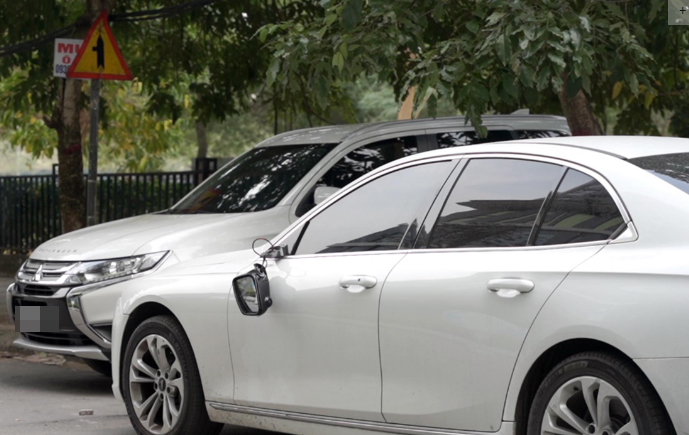 Đến ngày 11/1, Phòng Cảnh sát hình sự (Công an thành phố Hà Nội) đã phối hợp Công an quận Bắc Từ Liêm bắt được nhóm đối tượng gây ra vụ việc trên. Qua xác minh, rạng sáng 4/1, nhóm đối tượng thấy dãy ô tô đỗ ở bên đường không có ai trông coi nên chia nhau bẻ gương của 5 ô tô, tổng trị giá hàng chục triệu đồng. Được biết, nhóm đối tượng tuổi đời còn rất trẻ, nhưng cách thức hành động phạm tội lại mang tính chuyên nghiệp, có tổ chức. (Ảnh: CAND)