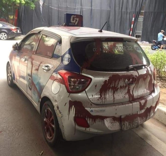 Tại thời điểm có mặt, công an phường ghi nhận, xe bị tạt sơn đỗ trên đường giao thông (đường dưới gầm cầu Vành đai 3). Theo quy định, khu vực này không được phép đỗ xe vì gây cản trở giao thông. Theo ghi nhận, có thể do xe đỗ dưới đường, gây cản trở giao thông nên có người trong khu vực đã bức xúc tạt sơn.