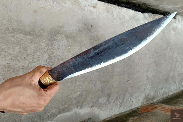 Chị gái của nạn nhân H cho rằng đó là giày của một thanh niên trong thôn có tên Trần Văn Đạo (SN 1978). Lý do chị này biết là vì Đạo có tình cảm và thường xuyên qua nhà để tán tỉnh H. Tiếp tục mở rộng diện tìm kiếm, công an tìm thấy một con dao chuôi bằng gỗ, mũi nhọn, lưỡi sắc được vứt trên khu vực đồi sắn cách hiện trường vụ án khoảng 300m. Khi so sánh, công an xác định đây chính là hung khí gây ra cái chết của hai nạn nhân. (Ảnh minh họa, nguồn ảnh Internet) 