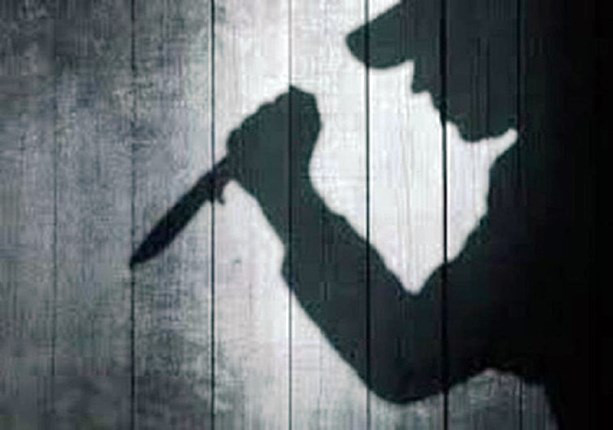 Đạo khai nhận, do tán tỉnh chị H nhiều lần nhưng đều bị từ chối nên hắn ta nảy sinh lòng thù tức, nuôi ý định trả thù. Đạo mua một con dao để chờ cơ hội. Tối Rằm Trung thu (ngày 12/9/2003 dương lịch), phát hiện chị H đi với anh Trịnh Văn H ở gần ngôi chùa vắng, Đạo đã lặng lẽ bám theo. Lợi dụng lúc hai người này mất cảnh giác, Đạo lao tới dùng dao sát hại cả hai. Trong lúc gây án, có giằng co nhau nên con dao đâm vào chân Đạo khiến hắn chảy máu. Khi chạy trốn ra sau chùa, một chiếc giày của đối tượng tuột ra. (Ảnh minh họa, nguồn ảnh Dân Trí) 