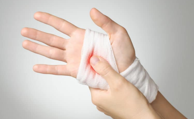 Những chứng cứ này bước đầu Công an Hải Phòng nhận định, Đạo là nghi phạm số 1 của vụ án. Các trinh sát được một hộ dân sống ở khu vực giáp ranh hai tỉnh Quảng Ninh, Hải Phòng cho biết, sau thời điểm hai nạn nhân được phát hiện bị sát hại, có một thanh niên mặc quần đùi, áo ba lỗ dáng vẻ mệt mỏi, tay dính máu đến xin ăn. (Ảnh minh họa, nguồn ảnh Internet) 