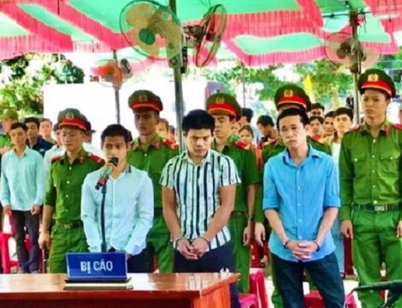  Sát hại bạn nhậu vì nghi "bỏ bùa", 3 bị cáo lãnh 46 năm tù: Ngày 28/9/2020, TAND tỉnh Quảng Ngãi mở phiên tòa xét xử sơ thẩm và tuyên phạt Phạm Văn Soi (22 tuổi) 20 năm tù, Phạm Văn Nghề (35 tuổi) 14 năm tù và Phạm Văn Cua (24 tuổi, đều trú tại huyện Ba Tơ, tỉnh Quảng Ngãi) 12 năm tù về tội “Giết người”. Trước đó, trong lúc nhậu, Soi nói ông L. (người cùng địa phương) chính là kẻ bỏ bùa khiến cha mình chết tức tưởi nên giữa hai người xảy ra cãi vã, xô xát. Khi ông L. bỏ về thì bị các đối tượng chặn đánh khiến nạn nhân tử vong rồi phi tang xác xuống sông. 