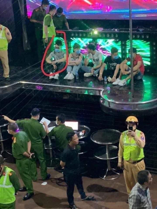 Tại thời điểm kiểm tra, quán đang bật nhạc công suất lớn, 94 người có mặt. Quá trình kiểm tra, lực lượng chức năng đã bắt quả tang Trần Thái Hoàng tàng trữ trái phép 1,535g ma túy loại ketamine. Hiện Cơ quan CSĐT Công an tỉnh Hải Dương đã ra quyết định tạm giữ hình sự đối với Hoàng. 