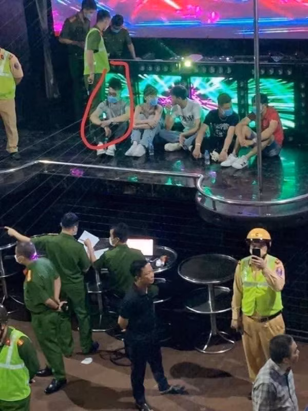 Tại thời điểm kiểm tra, quán đang bật nhạc công suất lớn, 94 người có mặt. Quá trình kiểm tra, lực lượng chức năng đã bắt quả tang Trần Thái Hoàng tàng trữ trái phép 1,535g ma túy loại ketamine. Hiện Cơ quan CSĐT Công an tỉnh Hải Dương đã ra quyết định tạm giữ hình sự đối với Hoàng. 