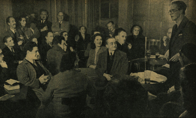 Cách đây 100 năm, nhà khoa học, nhà phát minh, giáo sư người Anh Archibald Montgomery Low (phải ảnh, đứng thuyết giảng) dự đoán "một ngày trong cuộc sống của con người tương lai". Những lời tiên của ông khi ấy bị nhiều người coi là "quá giàu trí tưởng tượng".