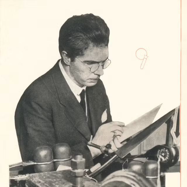 Vào năm 1925, ông Low dự đoán loa phát thanh gia đình và "máy TV" sẽ thay thế "báo tranh" - hay báo giấy truyền thống - để cung cấp thông tin và nội dung giải trí theo yêu cầu. Ông cũng dự đoán rằng, trong tương lai, con người có thể truy cập vào phát thanh toàn cầu chỉ bằng một nút bấm và sử dụng camera bí mật, thiết bị nghe lén để bắt tội phạm.