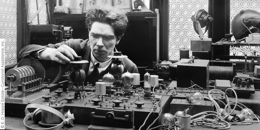 Mọi người không khỏi bất ngờ khi giáo sư Low tiên đoán chính xác về việc con người sẽ được gọi dậy đúng giờ nhờ đồng hồ báo thức radio. Thiết bị này được cài đặt để nhận tín hiệu cụ thể vào thời gian người đó muốn tỉnh giấc. Trước khi có báo thức tự động, một "người gõ cửa" sẽ đánh thức mọi người dậy đi làm vào lúc sáng sớm. Người gõ cửa đi từ nhà này sang nhà khác và gõ cửa sổ bằng cây gậy gỗ dài. Nghề nghiệp này phổ biến ở Anh cho đến những năm 1940 - 1950.