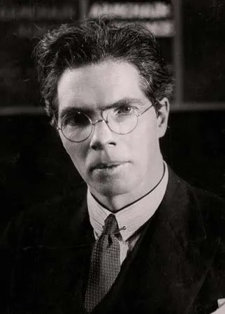 Tờ London Daily News đưa tin năm 1925 rằng, một số lời tiên đoán về thế giới năm 2025 của giáo sư Low gồm: những "nỗi kinh hoàng" như bị đánh thức bởi đồng hồ báo thức radio, giao tiếp bằng bộ radio cá nhân, ăn sáng với tin tức qua loa phát thanh và bản tóm tắt các sự kiện trên TV, đi mua sắm bằng thang cuốn và vỉa hè dịch chuyển. 100 năm sau khi giáo sư Low xuất bản cuốn sách "The Future", nhiều dự đoán của ông đã ứng nghiệm.